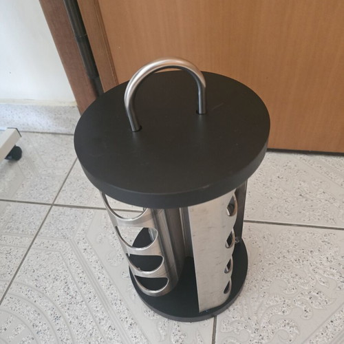 Rotating spice rack with 16 slots for round jars