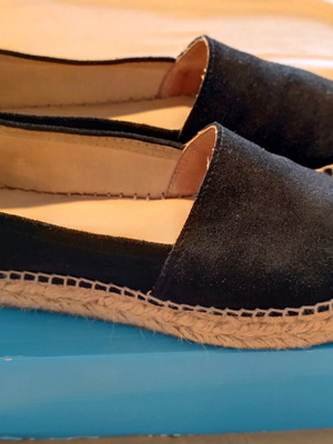 Viguera black suede espadrilles like new