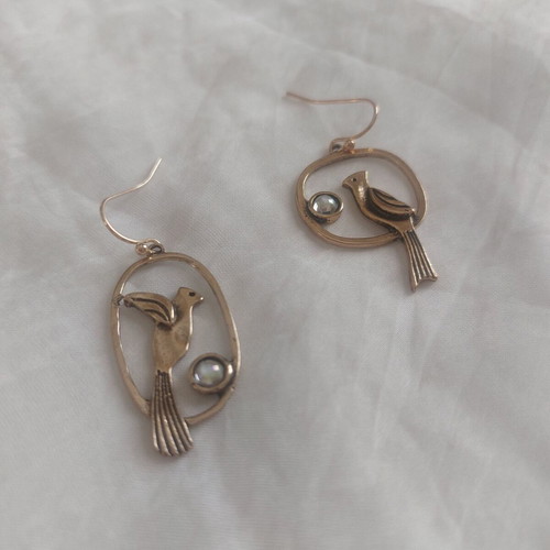 Two Little Birds vintage gold-tone earrings like new