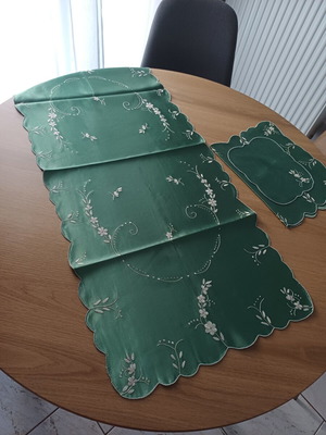 Set of 3 green shiny tablecloths in different sizes
