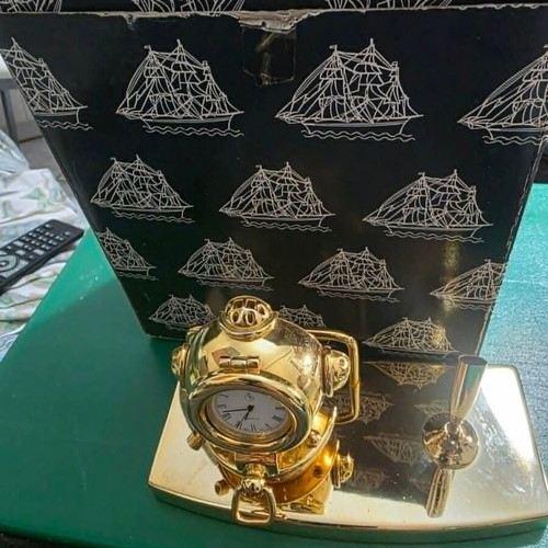 Quartz desk clock set with pen holder