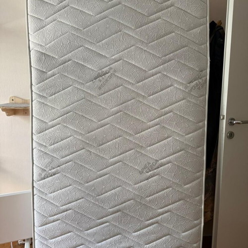 Single mattress like new, dimensions 105x195 cm