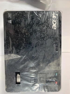 Acer projector X1161P new with carrying case