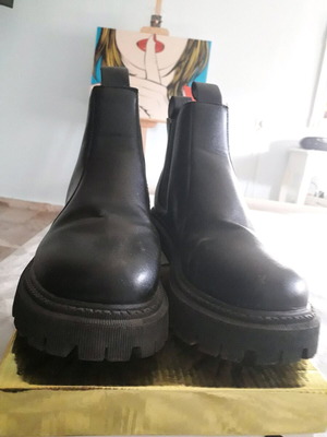 Boots size 35 like new, black with treaded sole