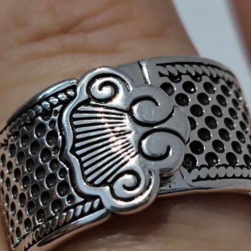 925 Silver Ring like new with vintage design