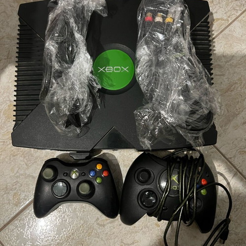 Xbox console used, works, includes FIFA Street