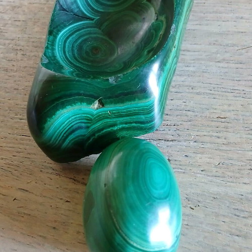 Malachite egg on base new 408 g