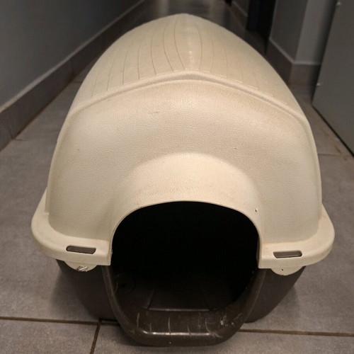 Plastic dog house with insulation brown like new Ferplast Kenny 40x66x40
