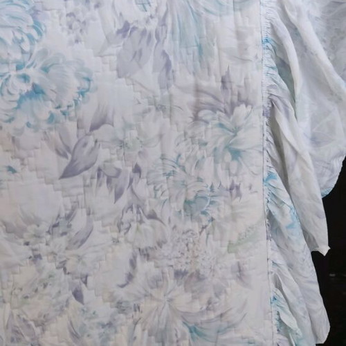 Quilt for single bed like new with ruffles and pillowcase