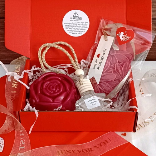 Gift Box Pink Rose Candle, Wardrobe Tablet & Car Diffuser