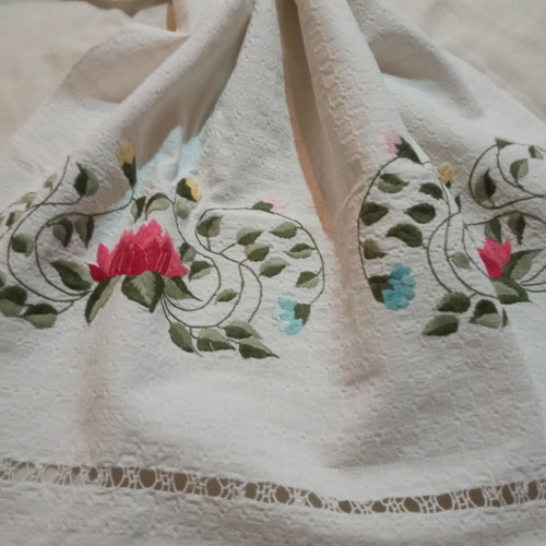 Handmade embroidered vintage table runner 1987 like new