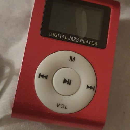 Mp3 used, fuchsia with battery issue