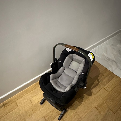 Nuna car seat like new with base, canopy and inserts
