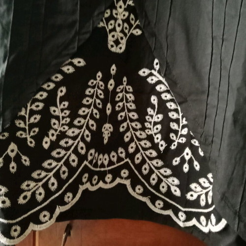 Blouse with lace and nervures, like new, black cotton