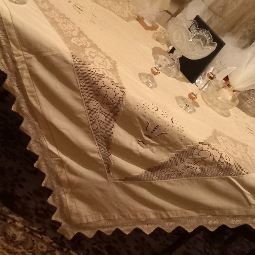 Τραπεζομαντίλο μπεζ 180x180 με χειροποίητο πλεκτό και κοφτό καινούργιο