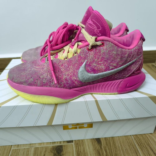 Nike LeBron 21 "The World Is Your Oyster" athletic shoes used, size 44.5, pink