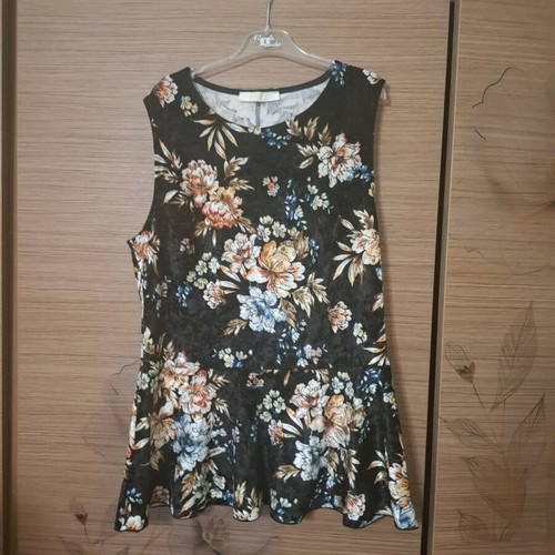 BIMBA sleeveless velvet blouse with large flowers, like new