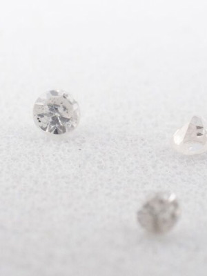Natural white diamonds used, set of 5 round brilliant-cut 0.055 ct each