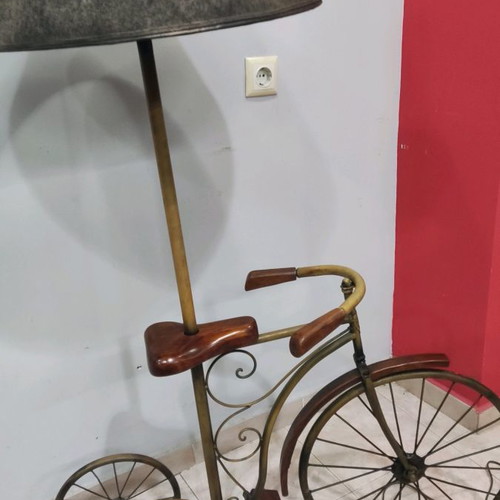 Floor lamp bicycle in excellent condition, bronze color, metal and wood