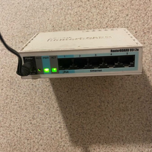 MikroTik RB951Ui‑2HnD router like new with Wi‑Fi, switch, USB, PoE out