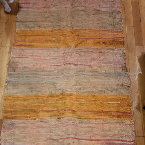 Hallway rug used in orange shades