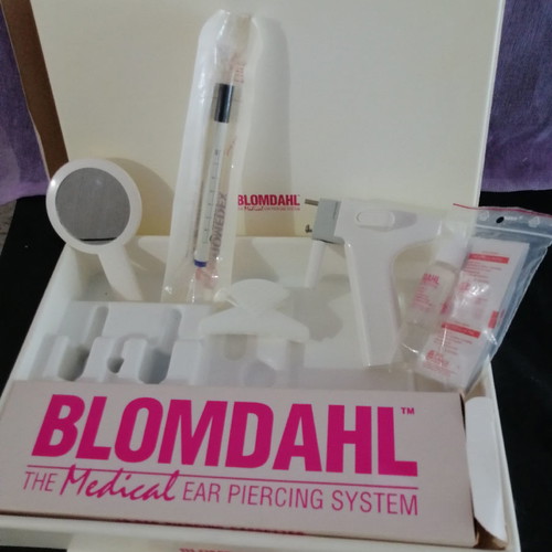 Ear piercing machine used with 2 replacement needles