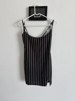 Mini striped dress with slit, black and white