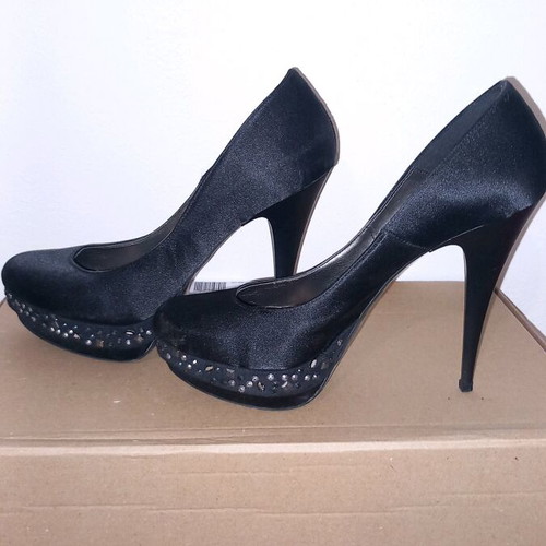 Black satin pumps like new with high heels size 38