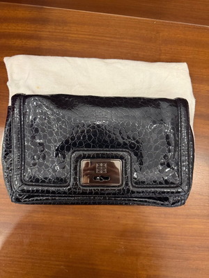 Τσάντα Givenchy χιαστί μαύρη με ανάγλυφη υφή σαν καινούργια