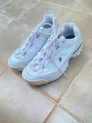 Παπούτσια γυναικεία Fila αθλητικά μεταχειρισμένα, μέγεθος 40, άσπρα