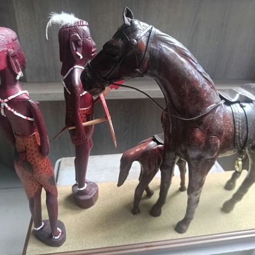 Handmade horse and native figurines set of 2+2 with plexiglass