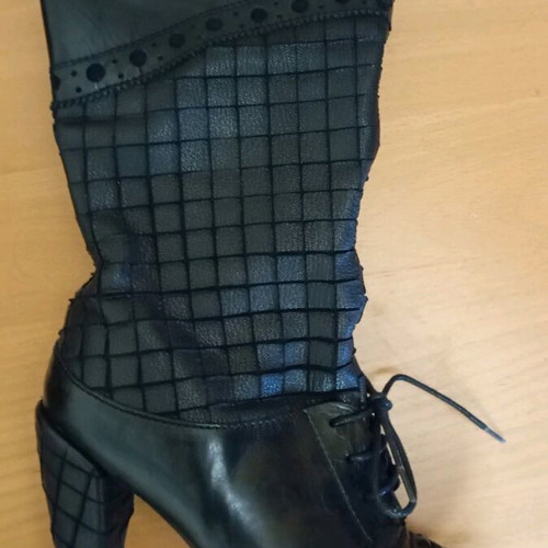 Women's leather boot black like new, size 39
