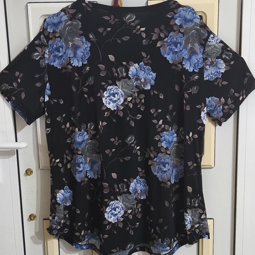 Viscose floral blouse like new with zipper, sizes M-XL