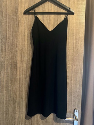 Black spaghetti strap dress loose fit S used