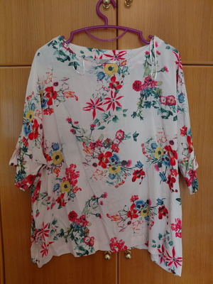 Floral maternity top Prenatal like new, size M