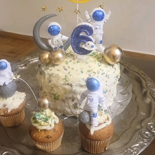 Cake decoration like new with 4 astronaut figures and 5 plastic stars