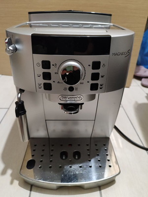 Delonghi Magnifica S coffee maker like new with French press gift