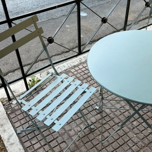 Metal garden set like new with 2 tables and 6 chairs
