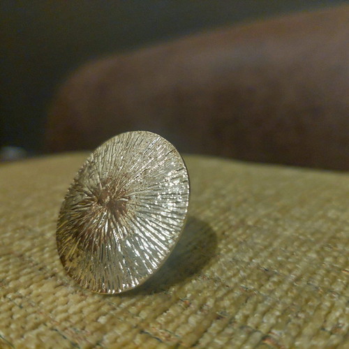 Gold ring new, impressive circle design