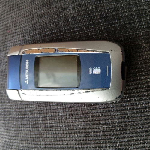 Mitsubishi M430i clamshell phone used without charger