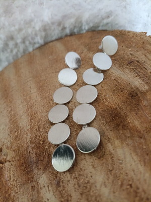 Women's lightweight stainless steel dangling earrings