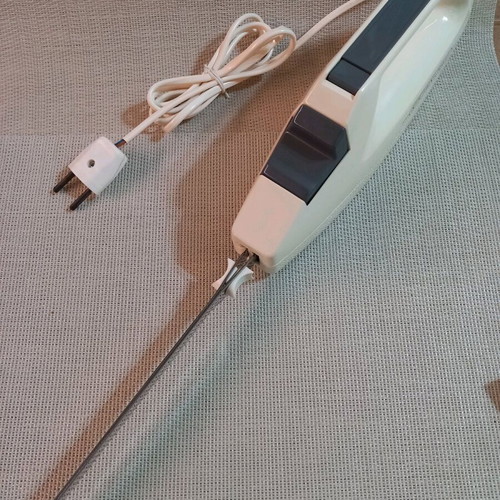 Electric knife like new with double blade
