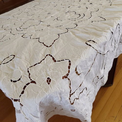 Cutwork tablecloth 160x240 like new