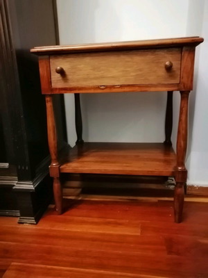 Κομοδίνο Vintage του 1950 μεταχειρισμένο με συρτάρι και ράφι