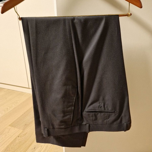 Alfani men's suit like new, dark gray with pin stripe