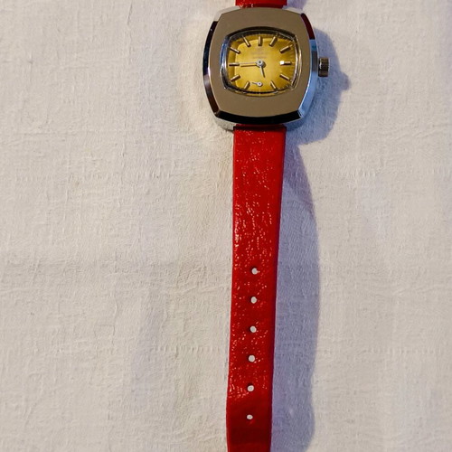 Winding women's watch unused, 32 millimeters size