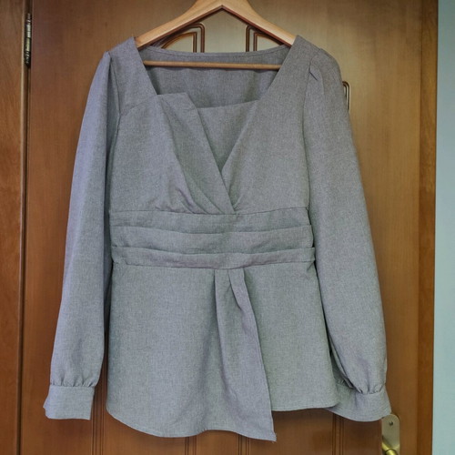 Fitted blouse like new, size L, beige