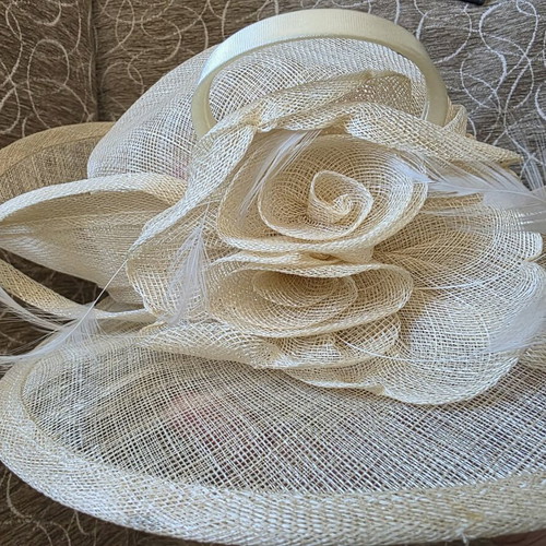 Gallery Lafayette hat 100% Sinamay new, beige, size 57