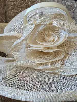 Gallery Lafayette hat 100% Sinamay new, beige, size 57