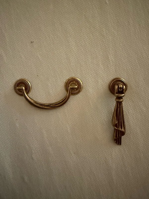 Set of 8 vintage style brass furniture knobs like new